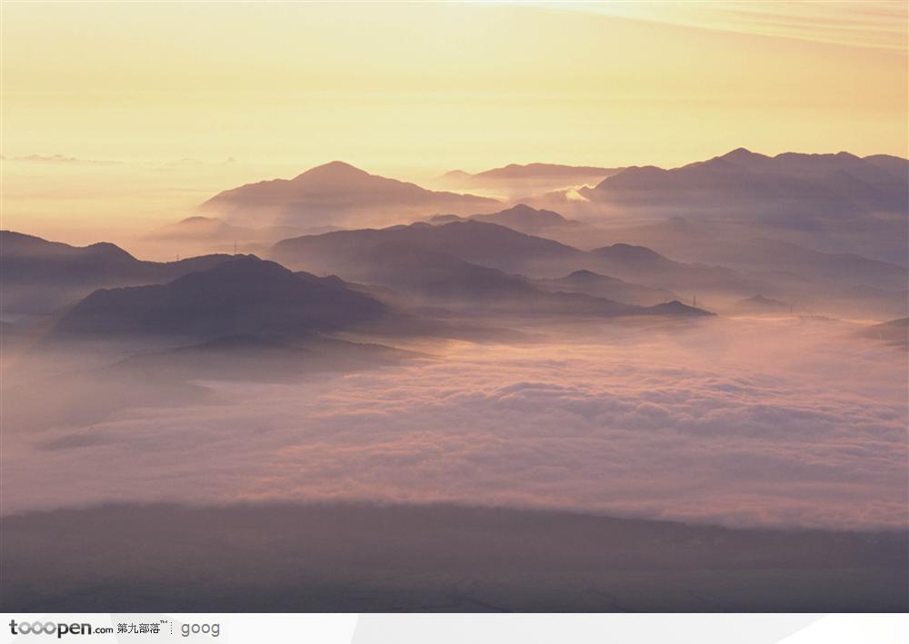 云雾中连绵的山脉