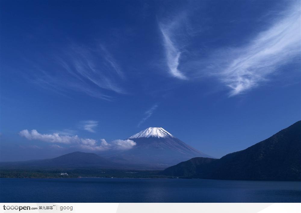 蓝天白云下的富士山