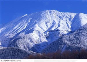 积雪的山脉图