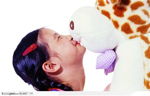 女孩与长颈鹿玩具亲吻近景