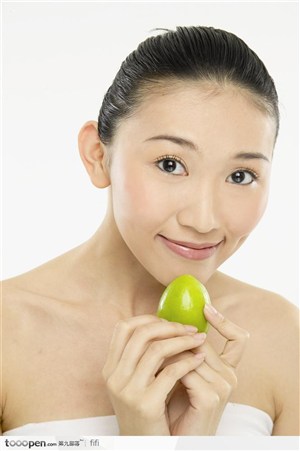 拿著水果的女人