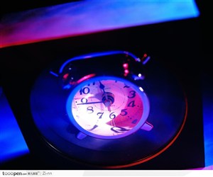 紫色灯光下的时钟