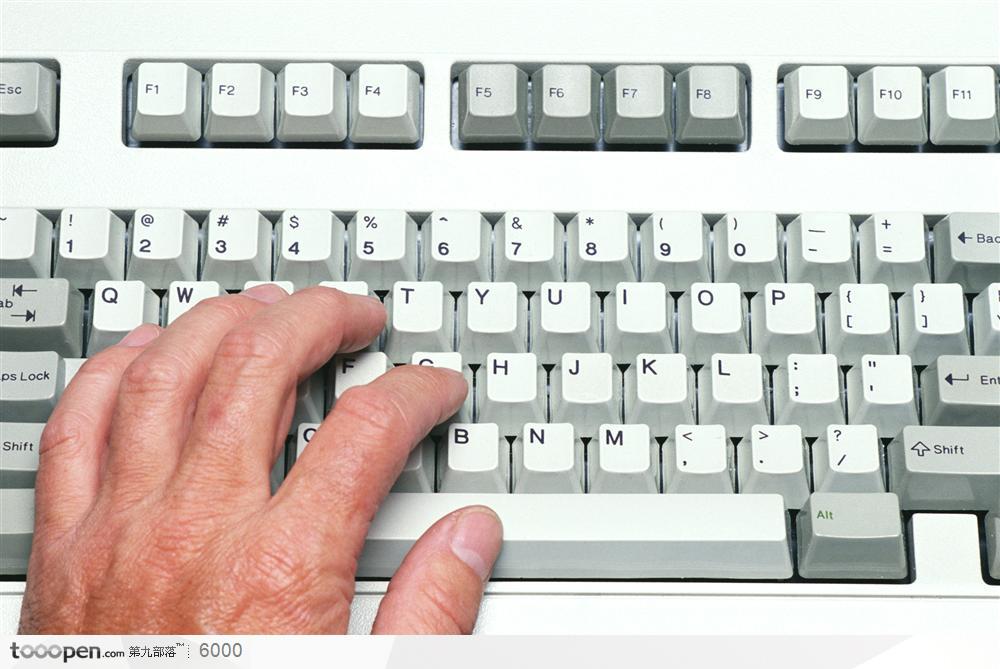 键盘上的一只手