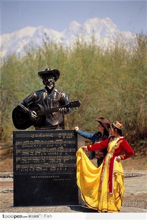雕塑与新疆姑娘