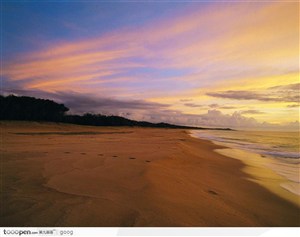 夕阳下的大海沙滩与晚霞