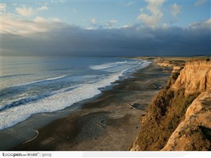 蓝天下的大海与海岸