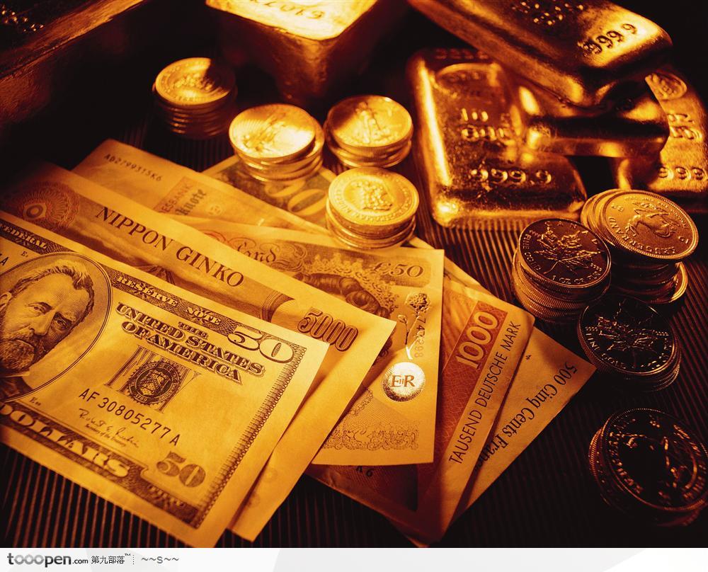 散乱的黄金金币与货币素材大图