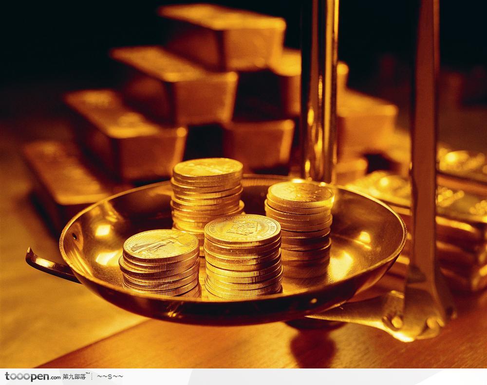 黄金与天平上的金币素材大图
