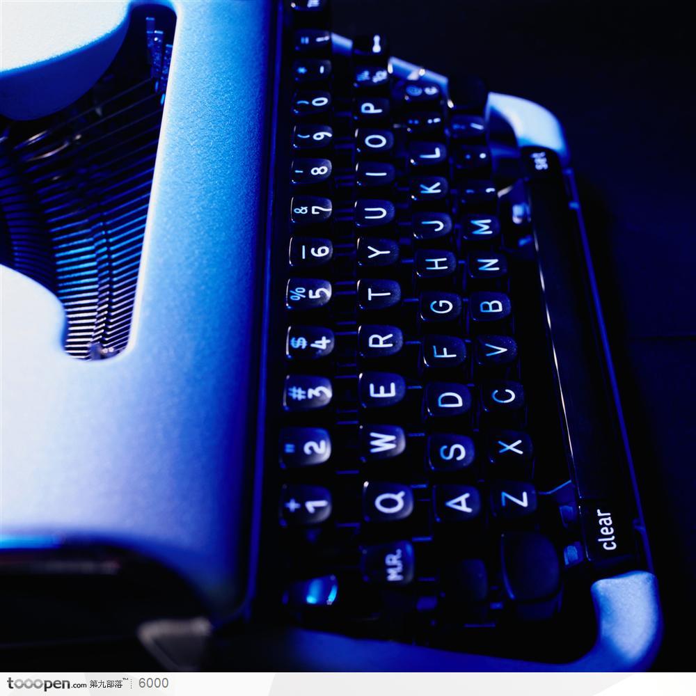 蓝色灯光下的键盘
