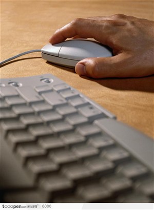 键盘与扶住鼠标的手