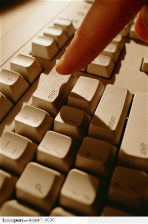 键盘上的删除键与手指