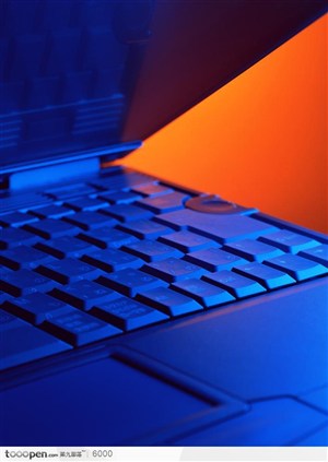 蓝色灯光下的笔记本电脑