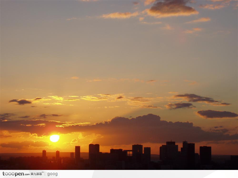 夕阳晚霞下的城市