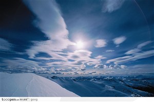 黄昏中连绵的雪山