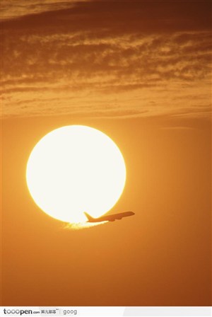 夕阳晚霞与飞机