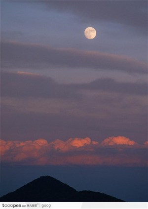 夕阳晚霞与山脉