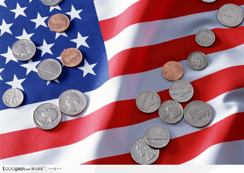 美国国旗上散落的硬币背景大图
