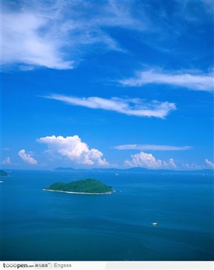 蓝天下的小岛与大海