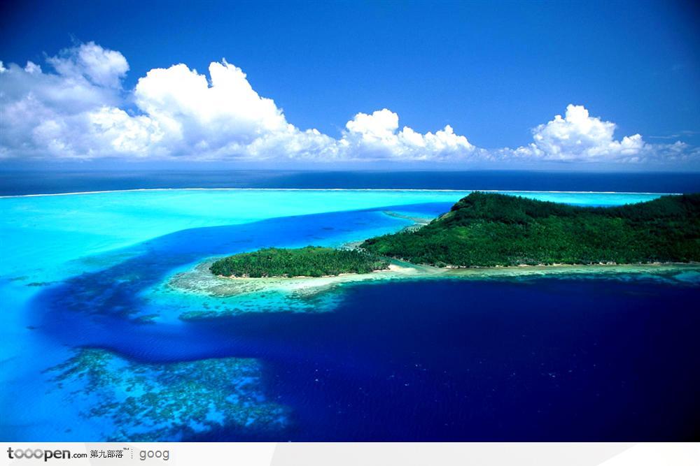 蓝天下的海洋与岛屿 高清图片