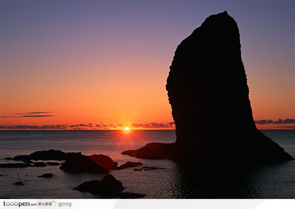 夕阳晚霞照耀下的海洋