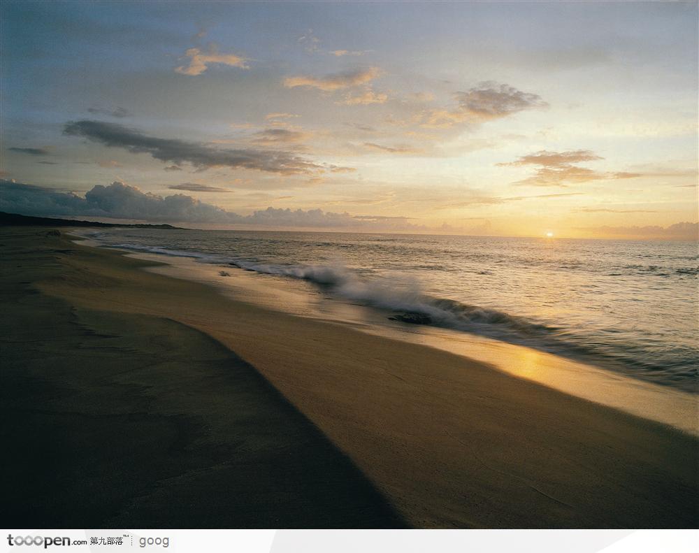 夕阳下的大海与沙滩