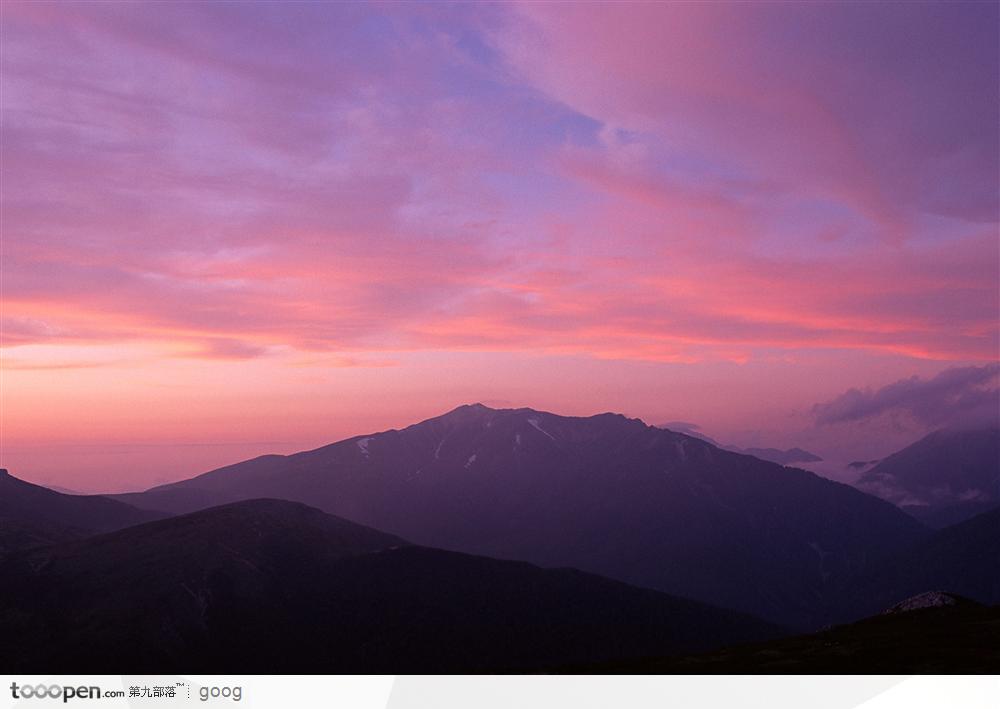 夕阳下的山脉