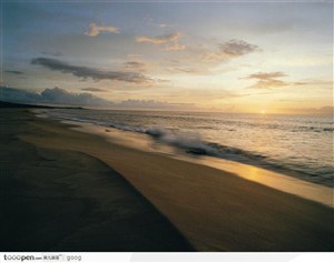 夕阳下的大海与沙滩