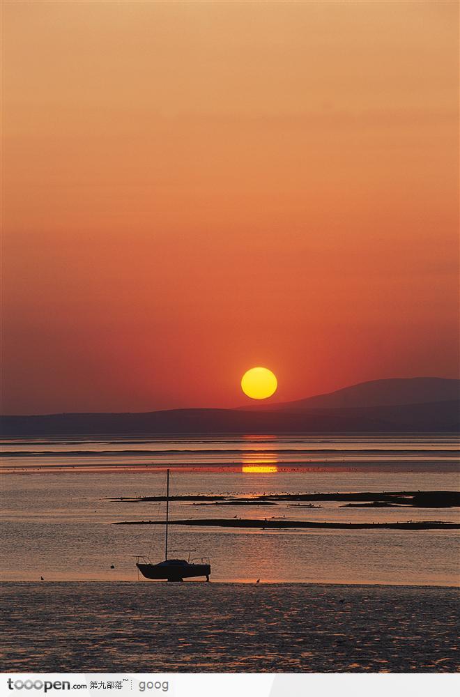 夕阳下的大海与山脉