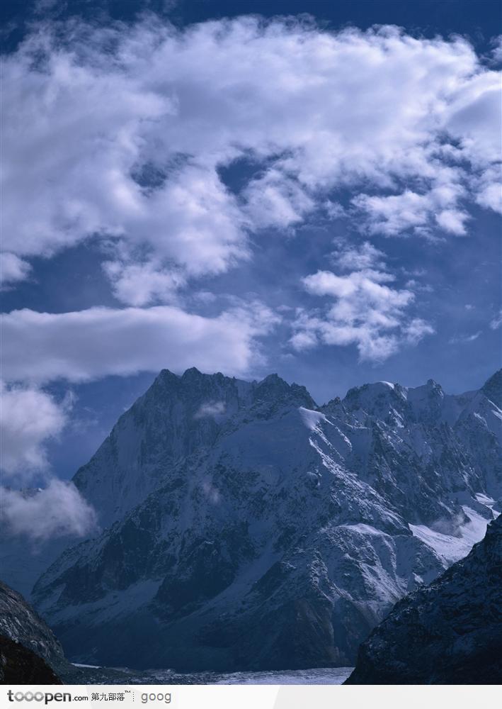 连绵雪山与山涧云雾