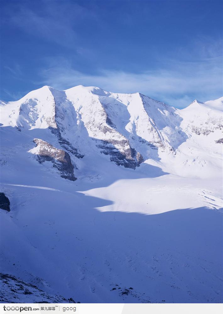 积雪覆盖的山与路