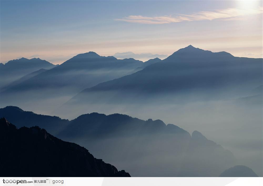 清晨的山脉与云雾