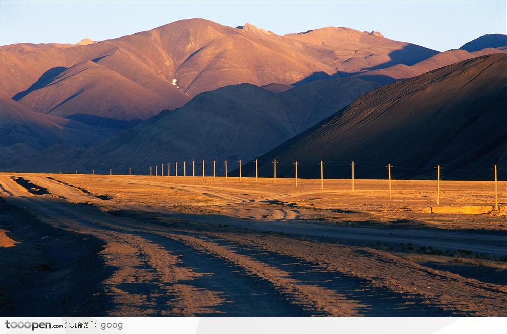 山脉与山下的公路