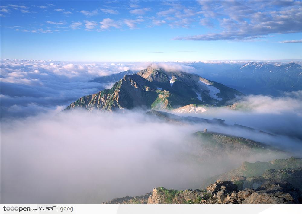 云雾遮挡的山脉