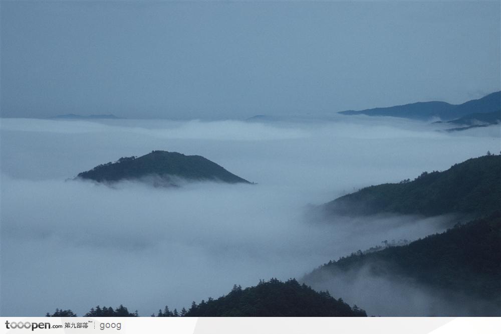 云雾中的连绵山脉