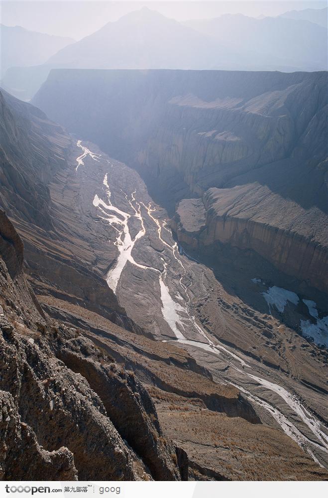 山脉与山涧的河流