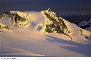 晚霞中积雪覆盖的山脉