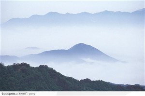 云雾中连绵的山脉1