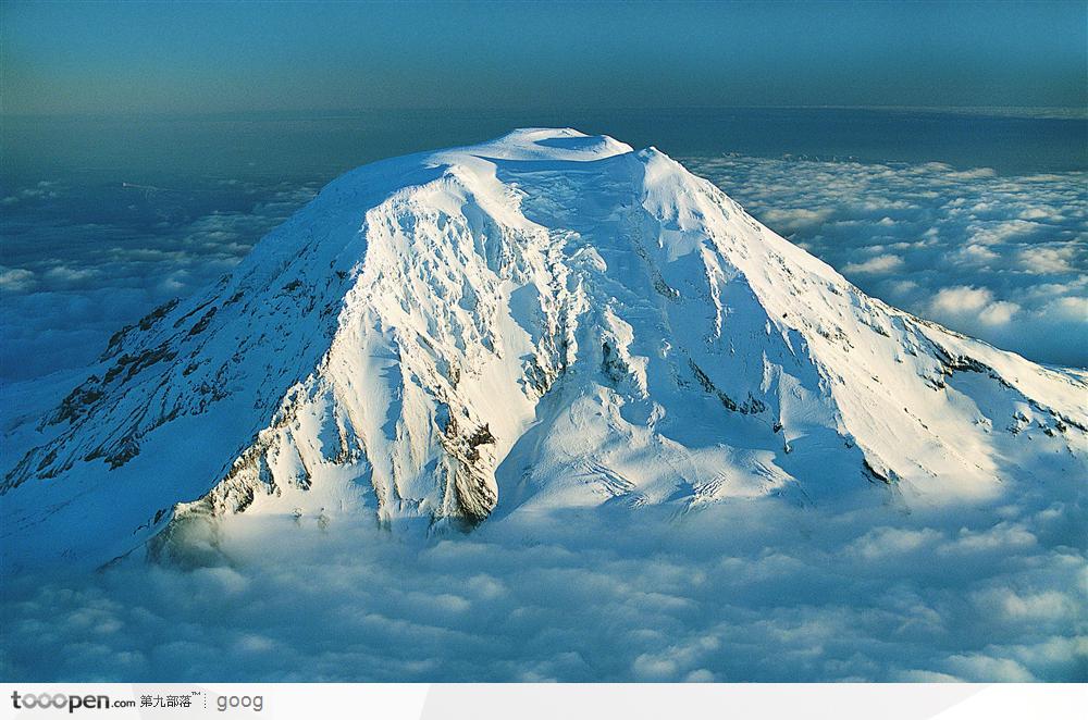 浓雾围绕的积雪山峰