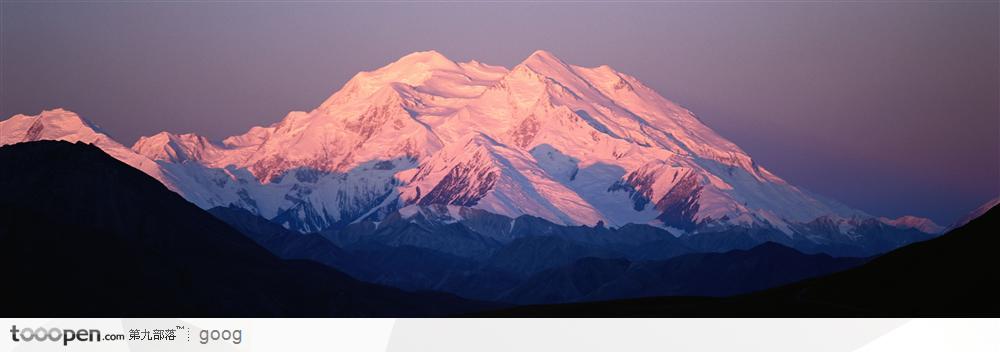 宽幅晚霞中的雪山图