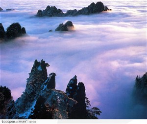 云雾连绵的山脉
