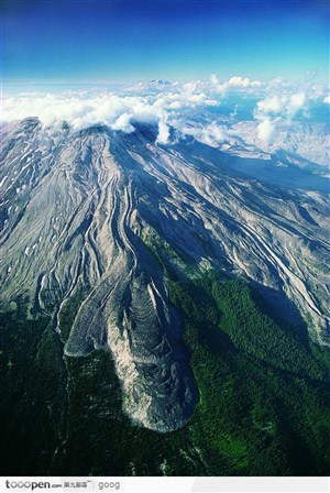 俯拍云层下奇特山脉地貌