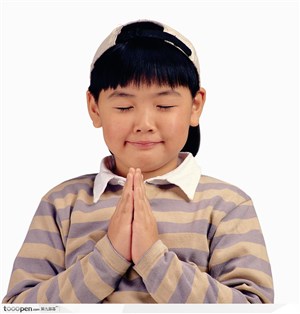 祈祷中的小男孩