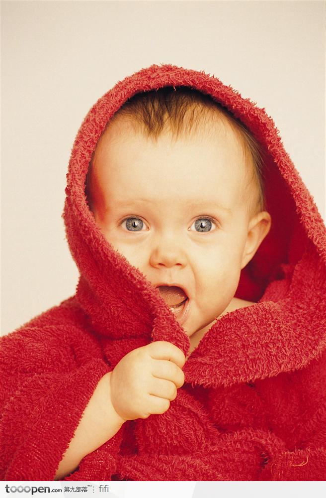 红毯中露出惊讶神情的婴儿