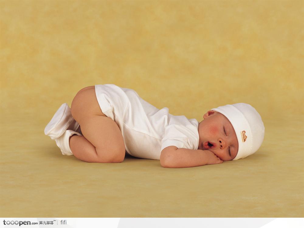 穿着白色婴儿装的熟睡婴儿