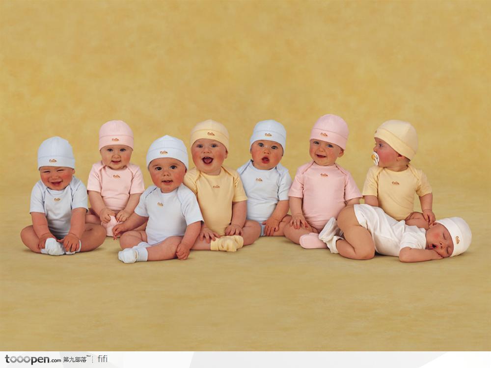 穿着五彩婴儿装的婴儿
