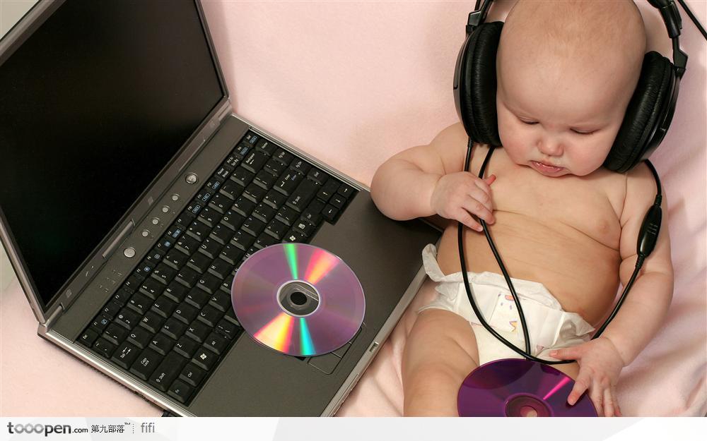 听音乐的婴儿