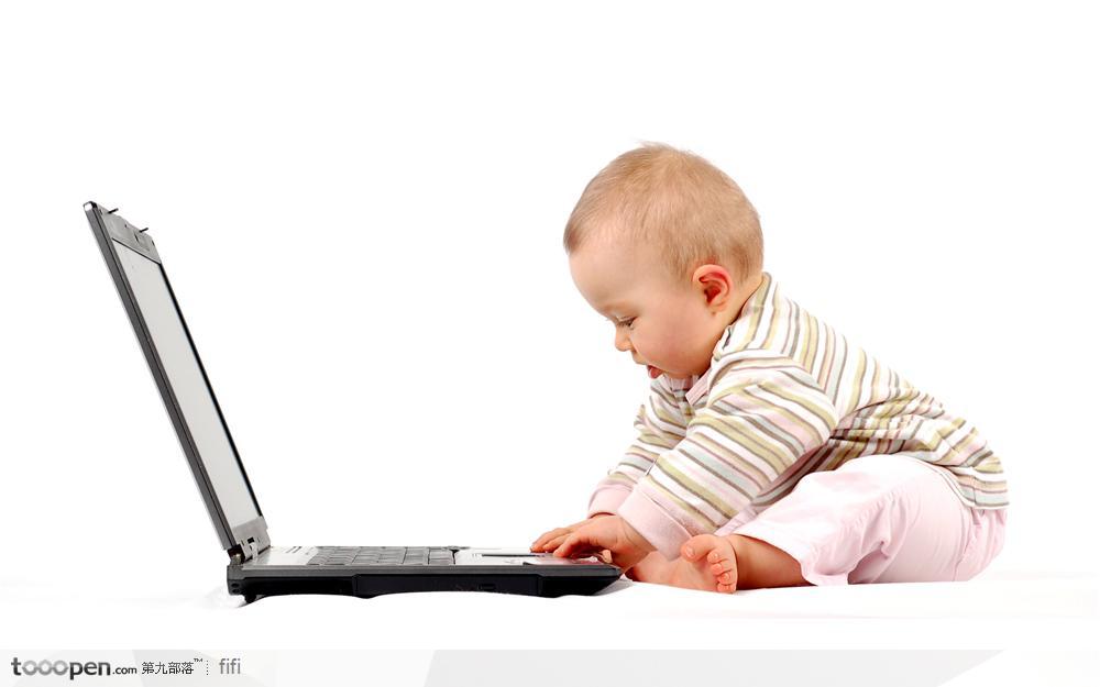 玩电脑的婴儿