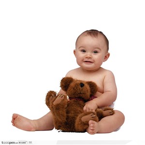 拿着玩具熊的婴儿侧面