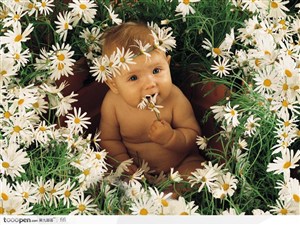 带着花环在花丛中的玩耍的婴儿