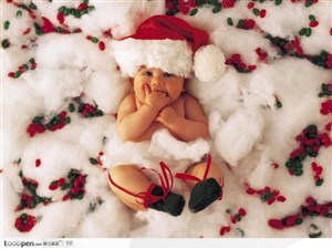 棉花中带着圣诞帽的婴儿